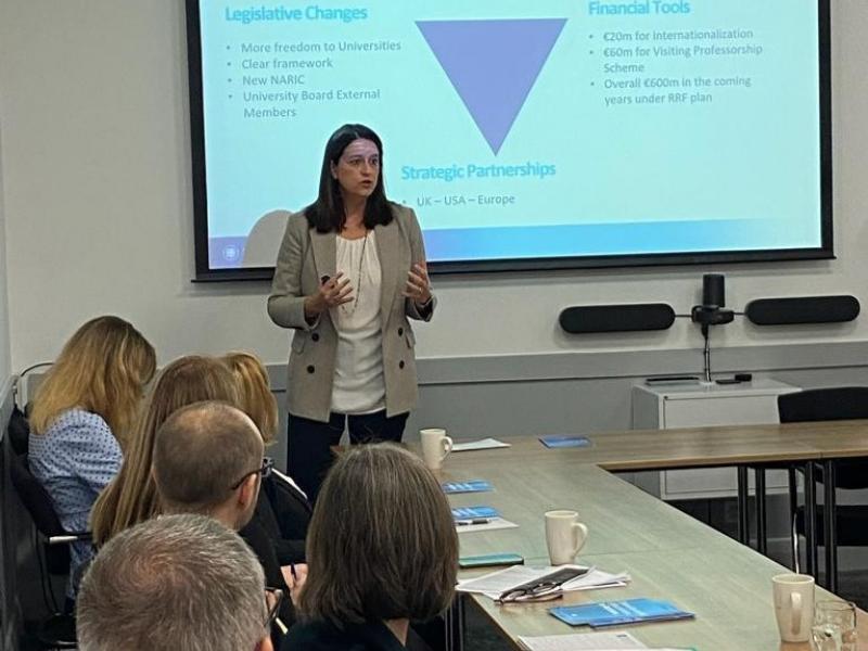 Κεραμεως Στη συζήτηση στρογγυλής τραπέζης στα γραφεία του Universities U.K. International