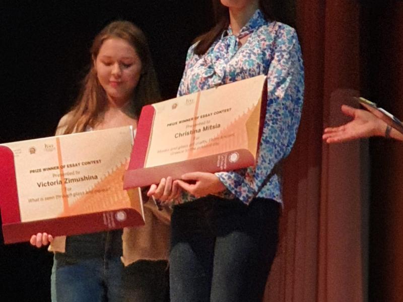 Διάκριση για το δοκίμιο «Μάσκες και χειροτεχνίες από γυαλί: Από την Αρχαία Ελλάδα έως σήμερα (Masks and glass art crafts: From Ancient Greece to the present day)», απέσπασε η φοιτήτρια του Τμήματος Γεωλογίας του ΑΠΘ Χριστίνα Μητσιά