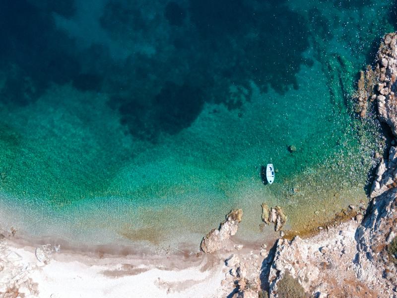 «Το απόλυτο καταφύγιο της γαλήνης»: Το ελληνικό νησί που υμνεί η Le Figaro