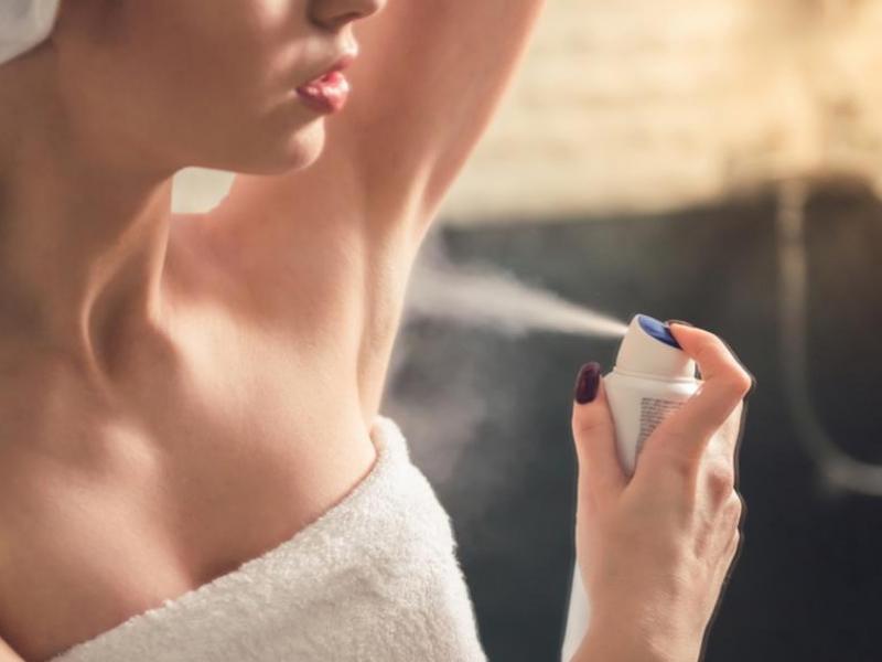 Βάζεις αποσμητικό σε όλο σου το σώμα; Δες πόσο ασφαλές είναι