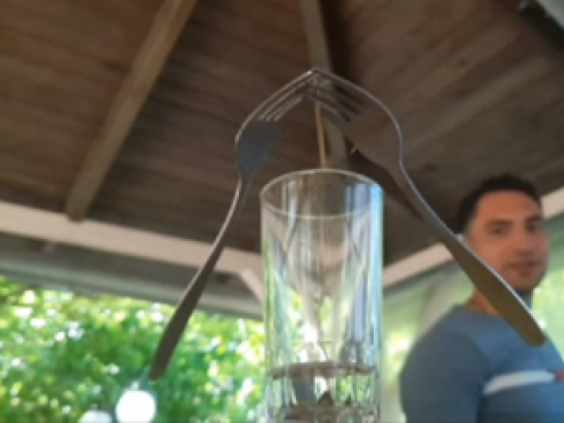 "Μαγικό" κόλπο: Δύο πηρούνια στηρίζονται πάνω σε μια οδοντογλυφίδα στο χείλος ενός ποτηριού (vid)