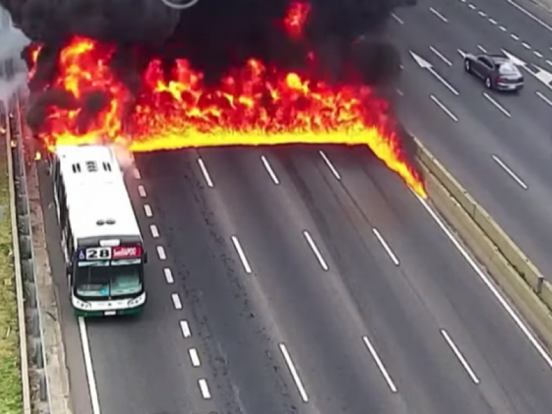 Λεωφορείο τυλίχθηκε στις φλόγες εν κινήσει
