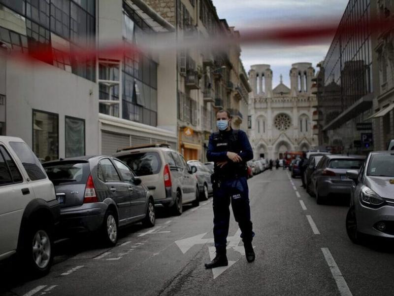 Απείλησε αστυνομικούς με χασαπομάχαιρο