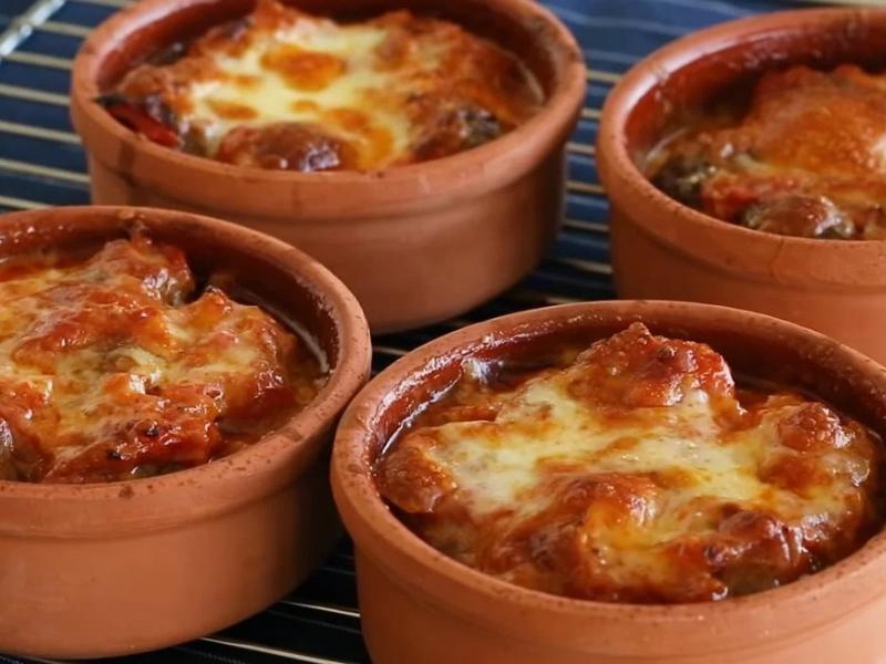 Κεφτέδες στο πήλινο, με σάλτσα και τυρί