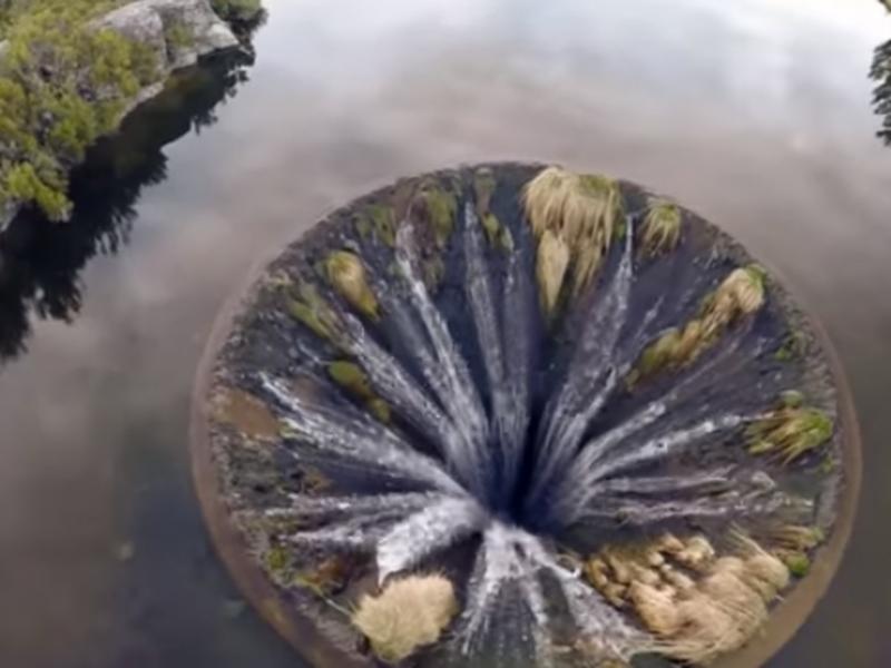 Η απόκοσμη τρύπα σε λίμνη