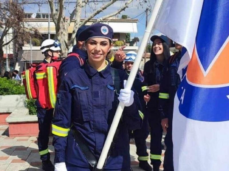 Εθελόντρια διασώστρια