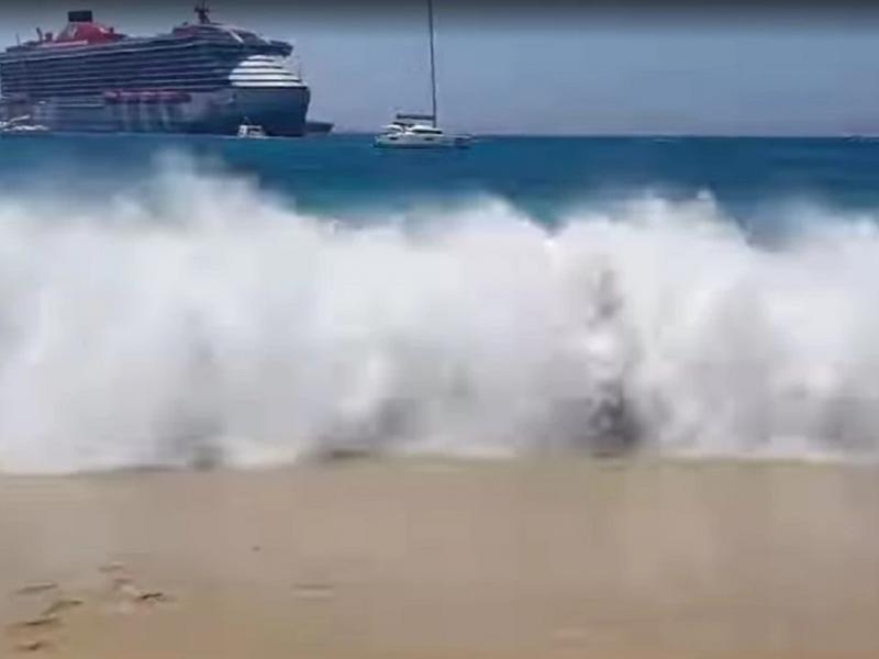 Πλοίο σήκωσε κύματα σε παραλία της Μυκόνου