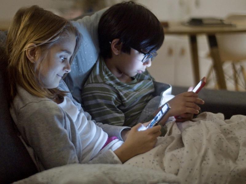 Παιδιά χρησιμοποιούν κινητό