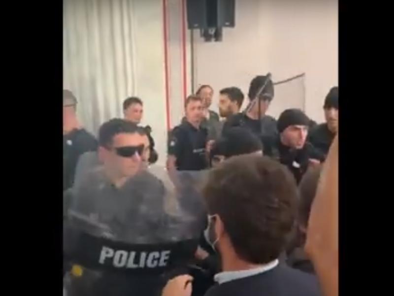 Αστυνομικοί ξυλοκοπούν φοιτητές