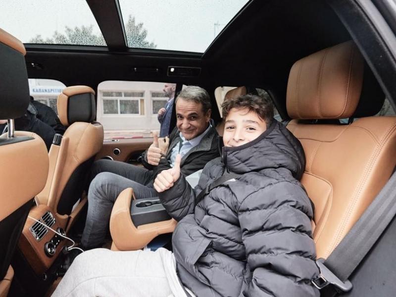 Ο Μητσοτάκης πήρε βόλτα μαθητή με το αυτοκίνητο