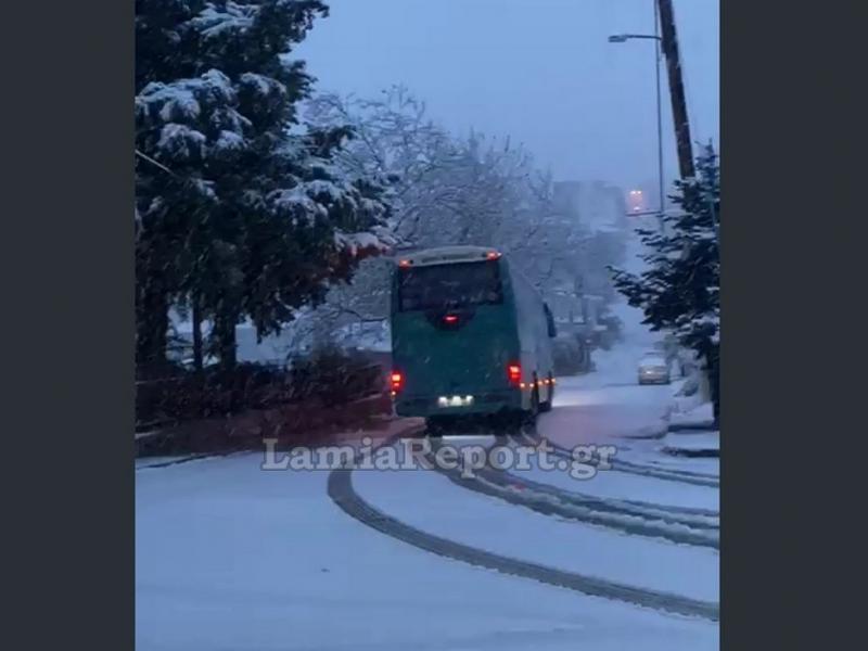 Λεωφορείο με μαθητές κόλλησε στο χιόνι