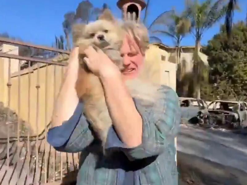 Kάτοικος του Λος Άντζελες επανενώνεται με τον σκύλο του μετά το πέρασμα της πυρκαγιάς