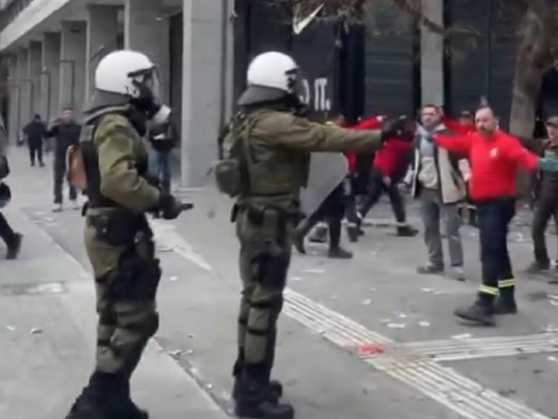 Διασώστες ΕΚΑΒ παρακαλούν ΜΑΤ για να περιθάλψουν τραυματίες