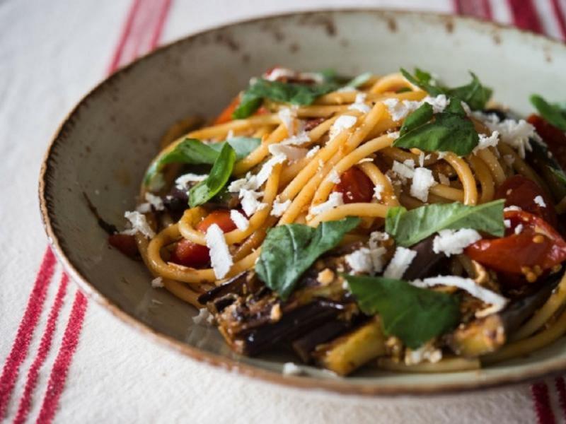 Μακαρονάδα με μελιτζάνες και φέτα
