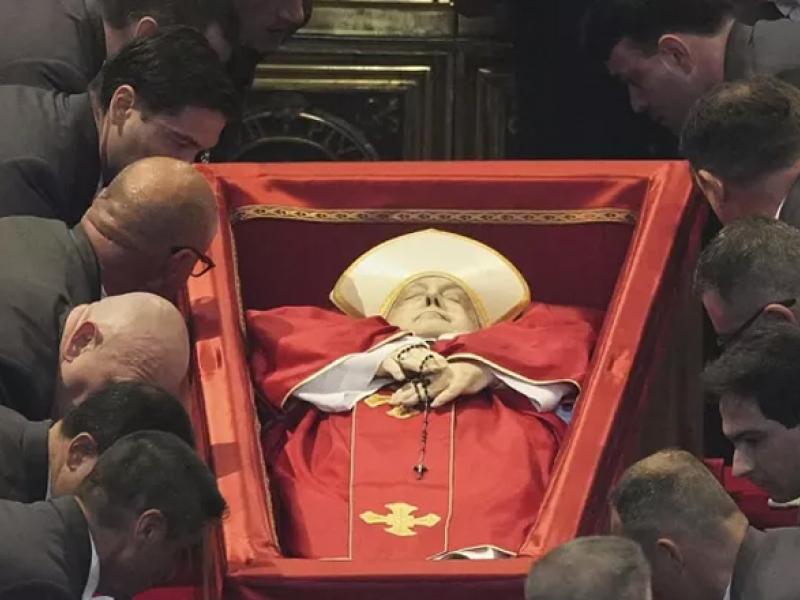 Ο Πάπας Φραγκίσκος σε φέρετρο