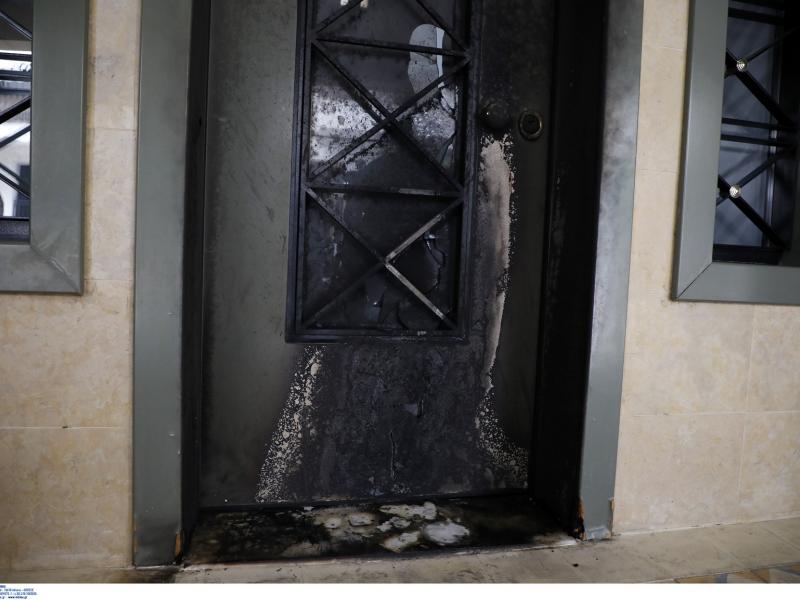 Επίθεση με γκαζάκια στην πολυκατοικία που μένει ο Χαρακόπουλος