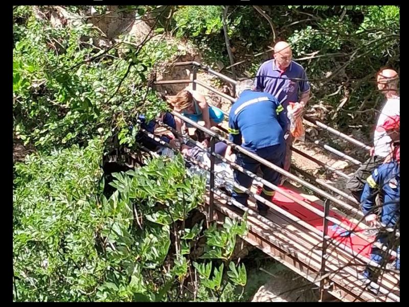 Το παιδί έπεσε από ύψος 25 μέτρων και χτύπησε σε δέντρο