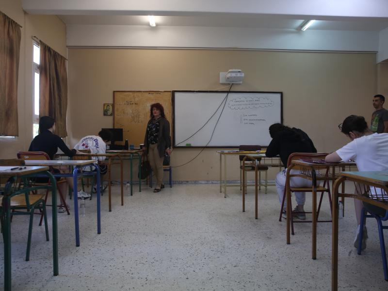 μαθητές που δίνουν πανελλήνιες