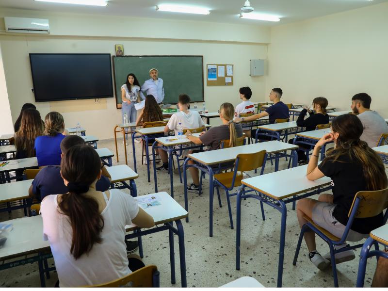 μαθητές σε τάξη που δίνουν Πανελλαδικές εξετάσεις