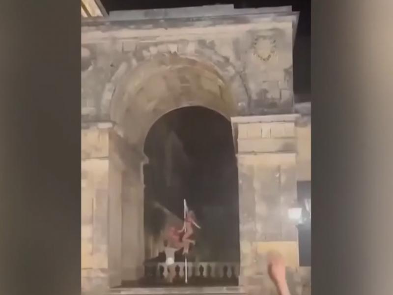 Pole dancing στα παλαιά ανάκτορα της Κέρκυρας