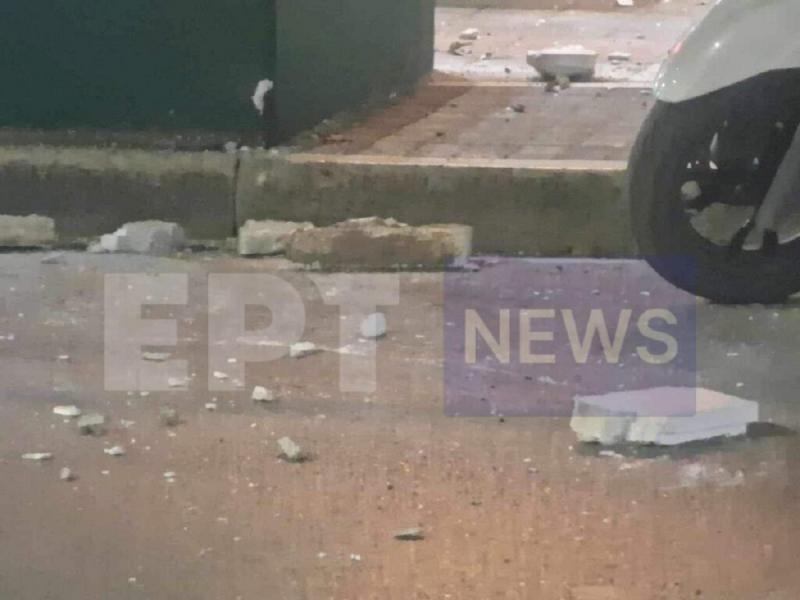 Έπεσαν σοβάδες στο κεφάλι του την ώρα που περπατούσε κάτω από πολυκατοικία