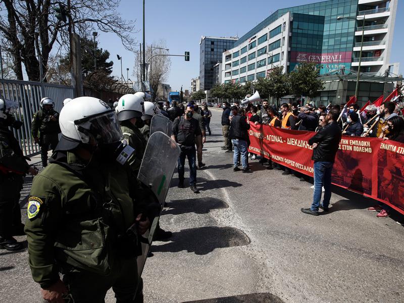 Πορεία στο λιμάνι της Θεσσαλονίκης με παρουσία ΜΑΤ
