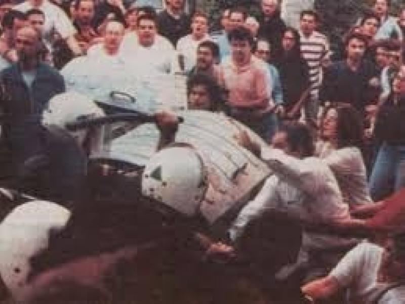 Εκπαιδευτικοί συγκρούονται με τα ΜΑΤ το 1998 για τον διαγωνισμό του ΑΣΕΠ