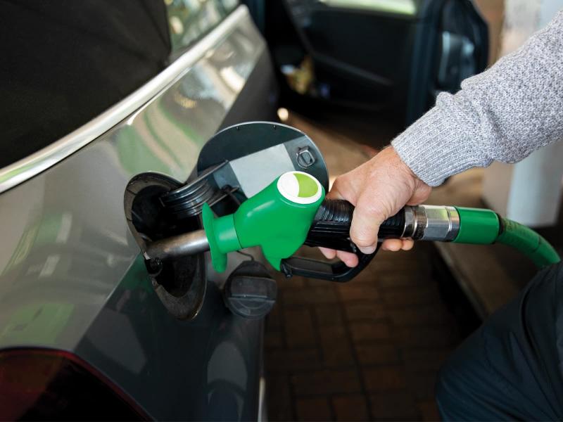 μπαίνει βενζίνη σε πρατήριο