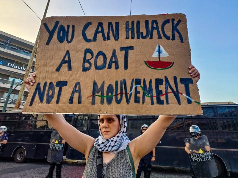 διαδηλώτρια για το Madleen εξω μπροστά σε αστυνομικούς