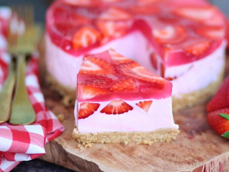 γλυκό με γιαούρτι και φράουλες