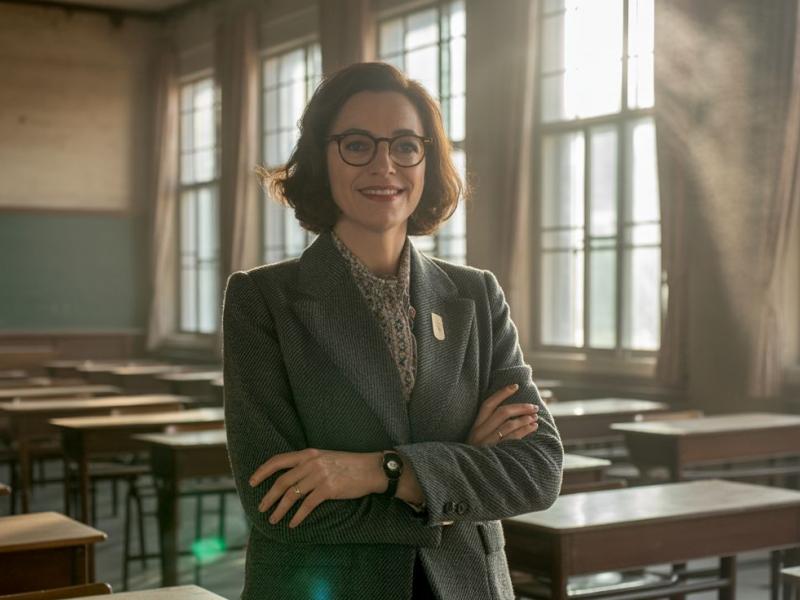 καθηγητρια στέκεται μέσα σε τάξη