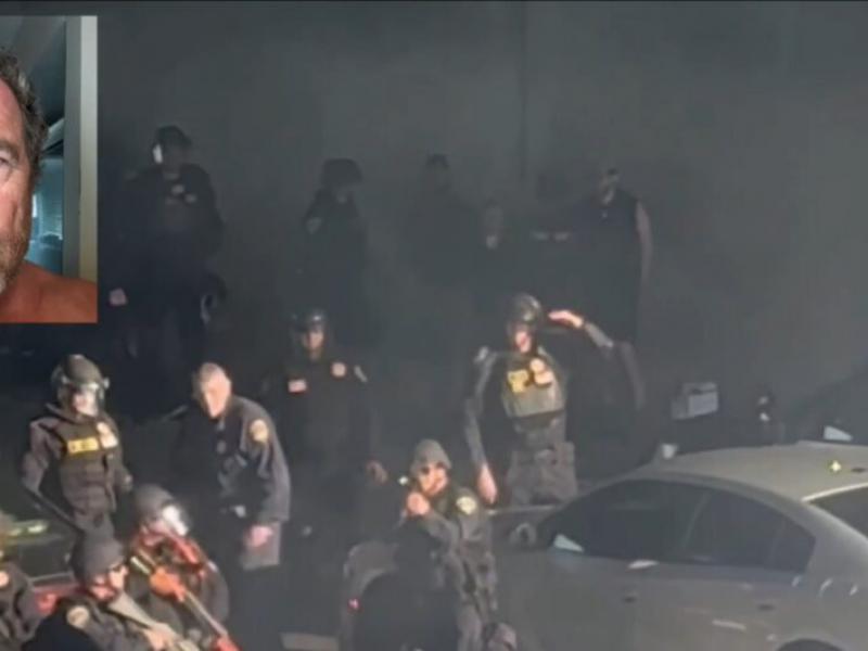 Φωτογράφος στο Λος Άντζελες κατά τη διάρκεια των διαδηλώσεων