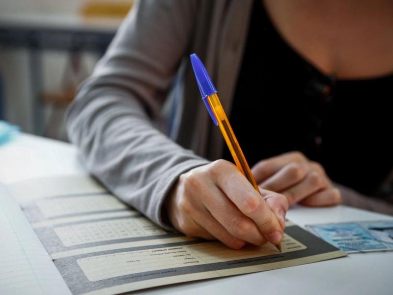 υποψήφια συμπληρώνει το μηχανογραφικό