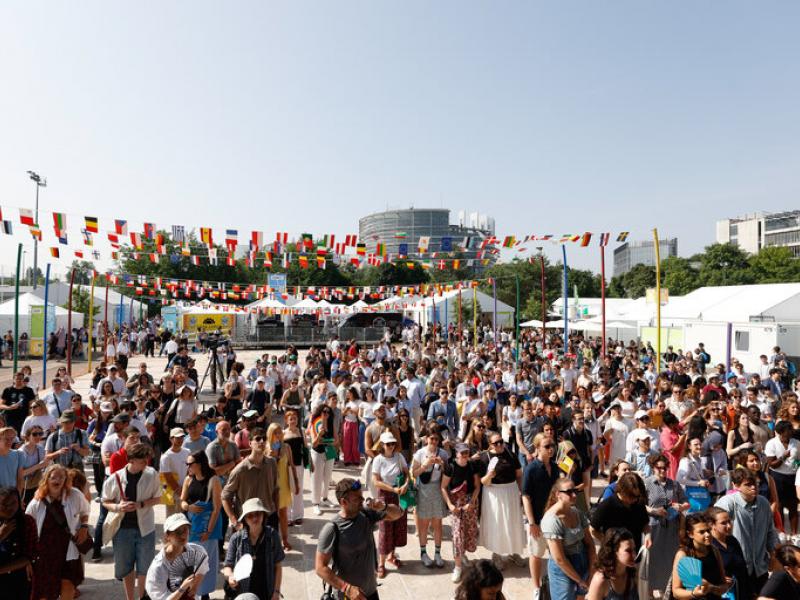 Νέοι σε συγκέντρωση