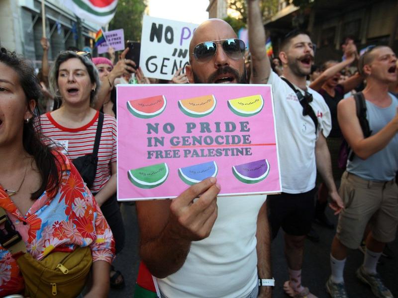 Pride ταμπέλα για τη Γάζα