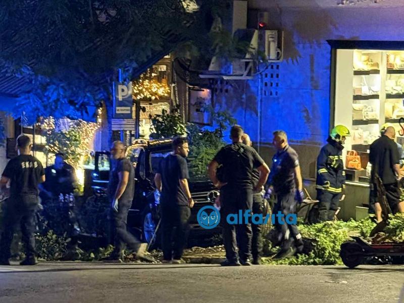 μερσεντές έπεσε σε μαγαζί στο κολωνάκι