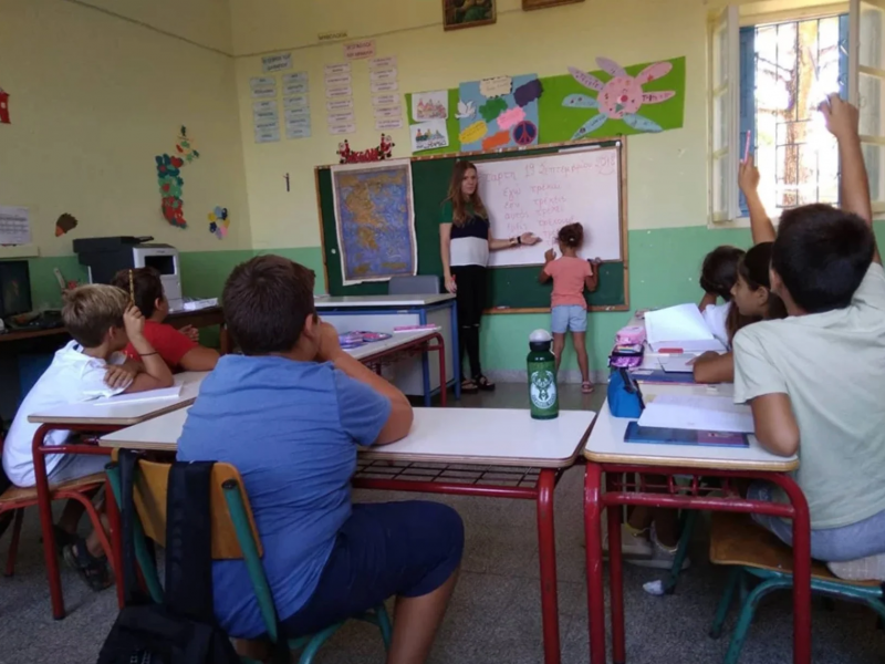 Ακριτικό σχολείο στην επαρχία, δασκάλα κάνει μάθημα σε τάξη με μαθητές