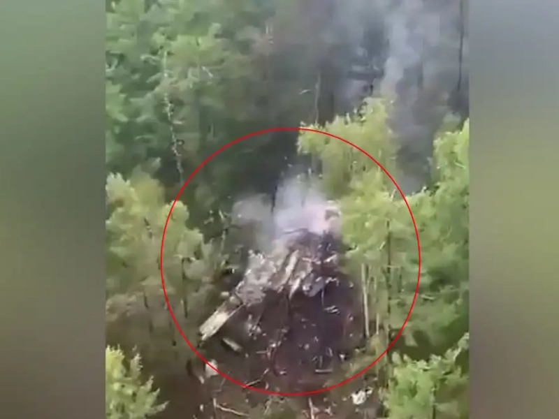 Έπεσε αεροσκάφος στην Ρωσία, φωτογραφία με τα συντρίμμια