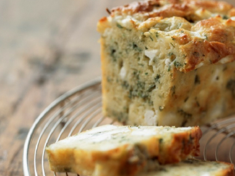 Κέικ με κολοκυθάκια και φέτα