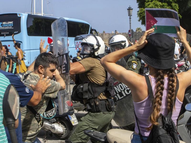 ματ εναντίον διαδηλωτών στη ρόδο