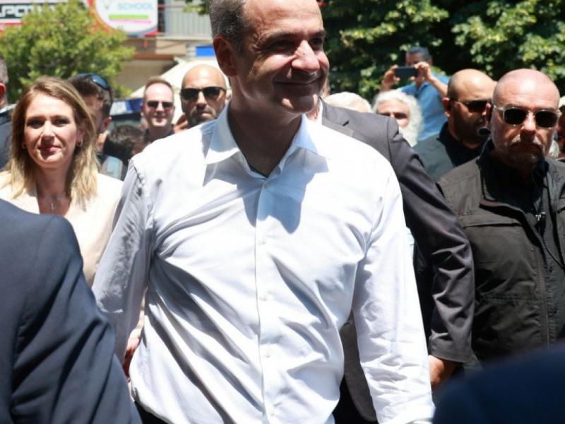 Ο Κυριάκος Μητσοτάκης κάνει περιοδεία στο Καρπενήσι