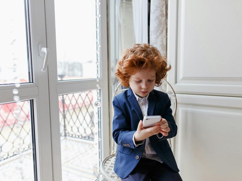 Παιδί με κινητό