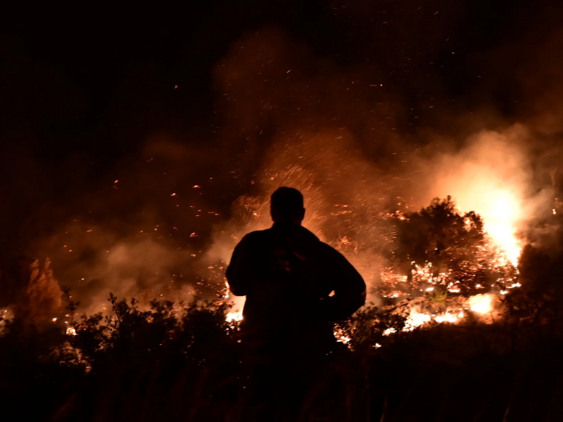 Φωτιά τη νύχτα