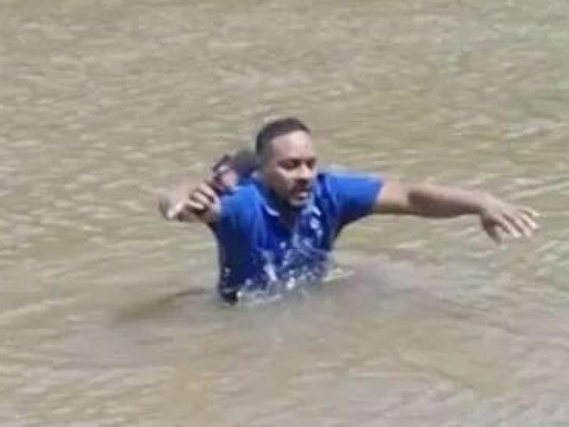 Δημοσιογράφος στη Βραζιλία σε ποτάμι