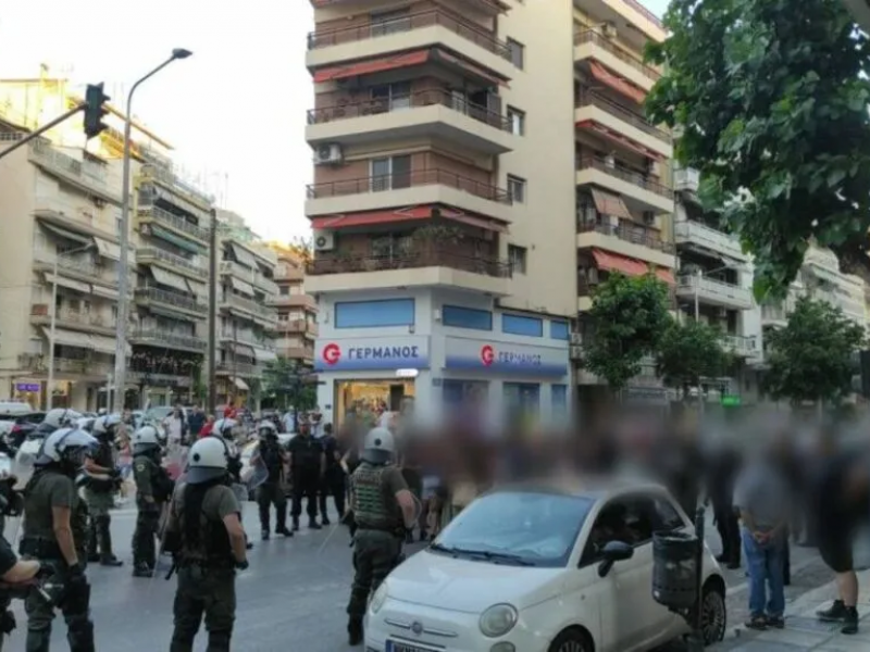 ειρηνική διαμαρτυρία στη Θεσσαλονίκη, έξω από κατάστημα της αλυσίδας YES! STORES