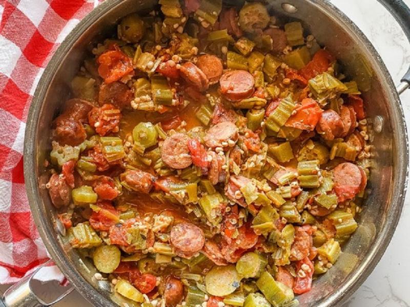 Μπάμιες με λουκάνικο