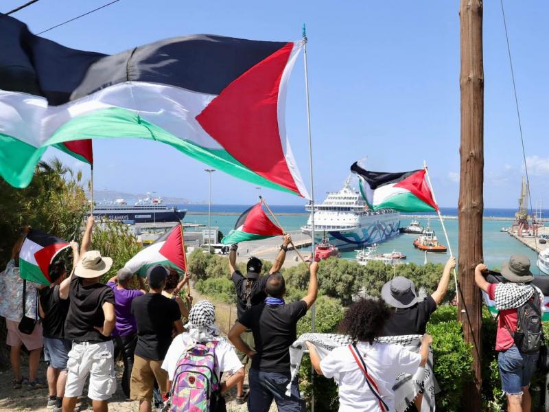 Crown Iris στο Ηράκλειο, πολίτες με σημαίες της Παλαιστίνης