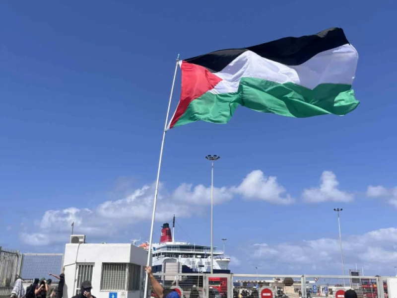 Στο Ηράκλειο Κρήτης το Crown Iris, διαδηλωτής κρατάει σημαία της Παλαιστίνης