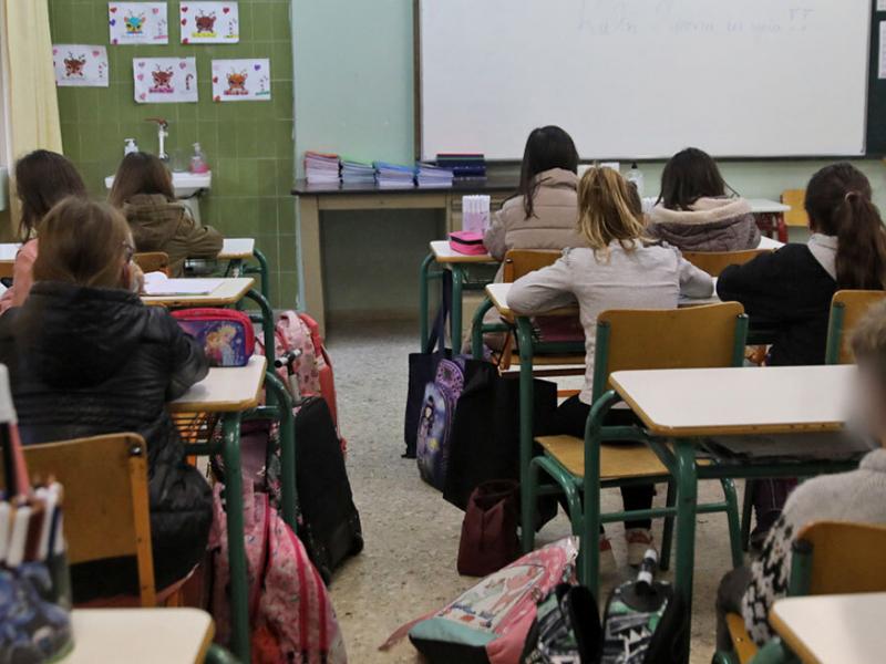 Αίθουσα σχολείου με μαθητές στα θρανία