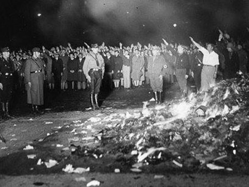 ΕΟΝ, κάψιμο βιβλίων